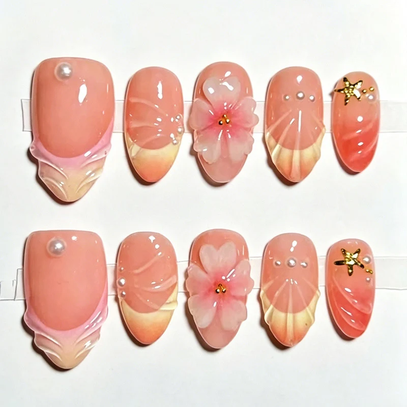 Kunstnagelset mit eleganten floralen Verzierungen und luxuriösem Glanz Brehn
