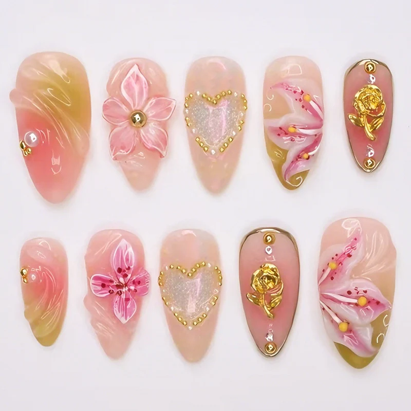 Kunstnagelset mit eleganten floralen Verzierungen und Glitzerdetails Brehn