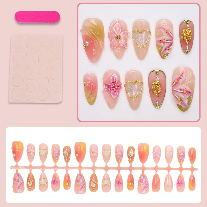 Kunstnagelset mit eleganten floralen Verzierungen und Glitzerdetails Brehn