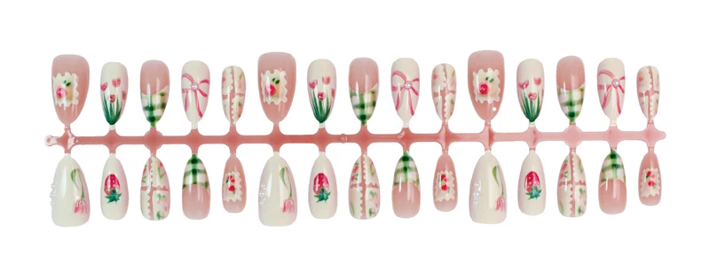 Kunstnagelset mit eleganten floralen und modischen Akzenten Brehn