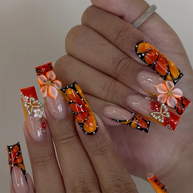 Kunstnagelset mit eleganten floralen und glamourösen Verzierungen Brehn