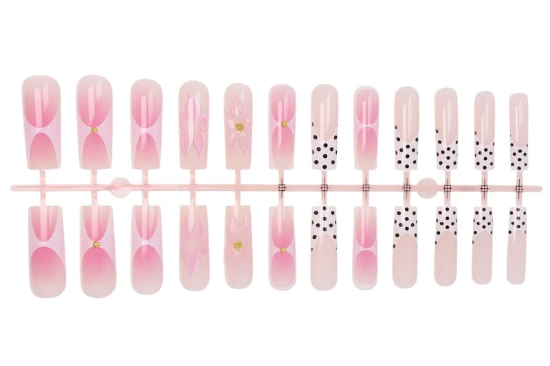 Kunstnagelset mit eleganten Blüten- und Punktmustern Brehn