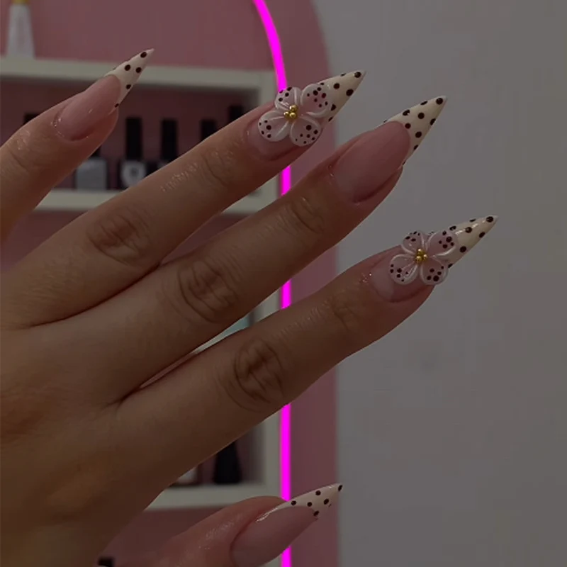 Kunstnagelset mit eleganten Blüten- und Punktemotiven Brehn
