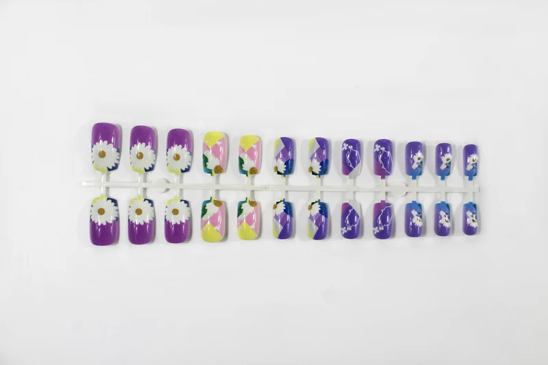 Kunstnagelset mit bunten floralen Designs Brehn