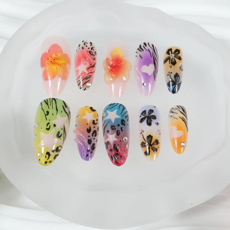 Kunstnagelset mit bunten Blumen- und Leo-Designs Brehn