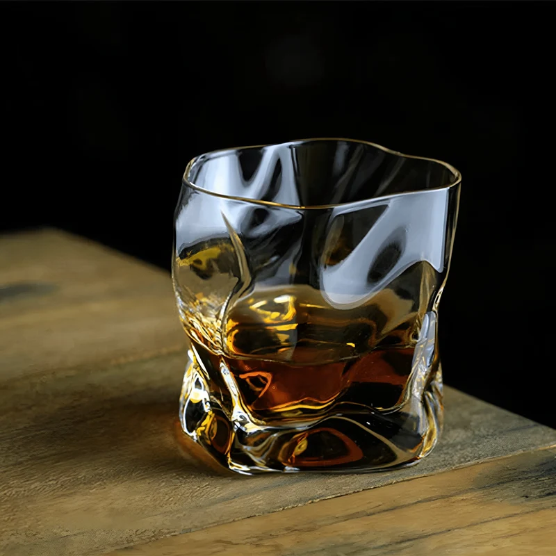 Whiskyglas im Edo-Kiriko-Stil – Handgeschliffen mit einzigartigem Wirbeldesign