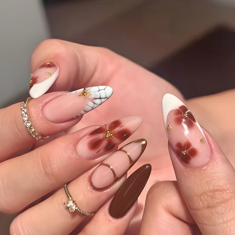 Kunstnagelset mit eleganten floralen und glamourösen Designelementen Brehn