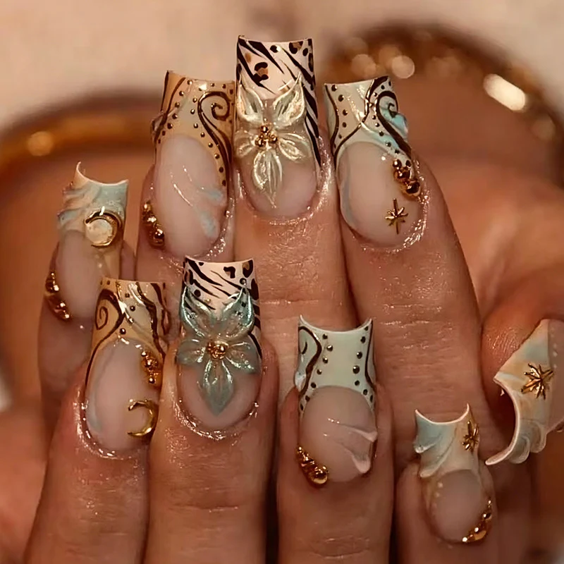 Kunstnagelset mit eleganten floralen und geometrischen Akzenten Brehn