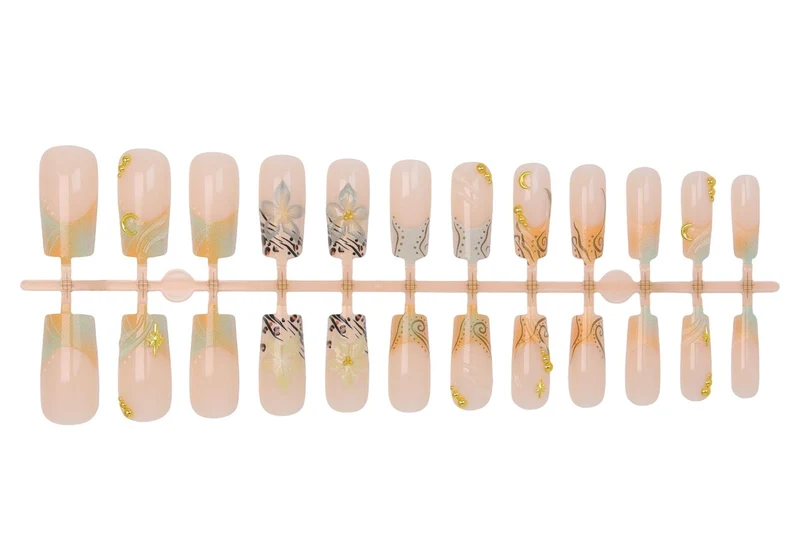 Kunstnagelset mit eleganten floralen und geometrischen Akzenten Brehn
