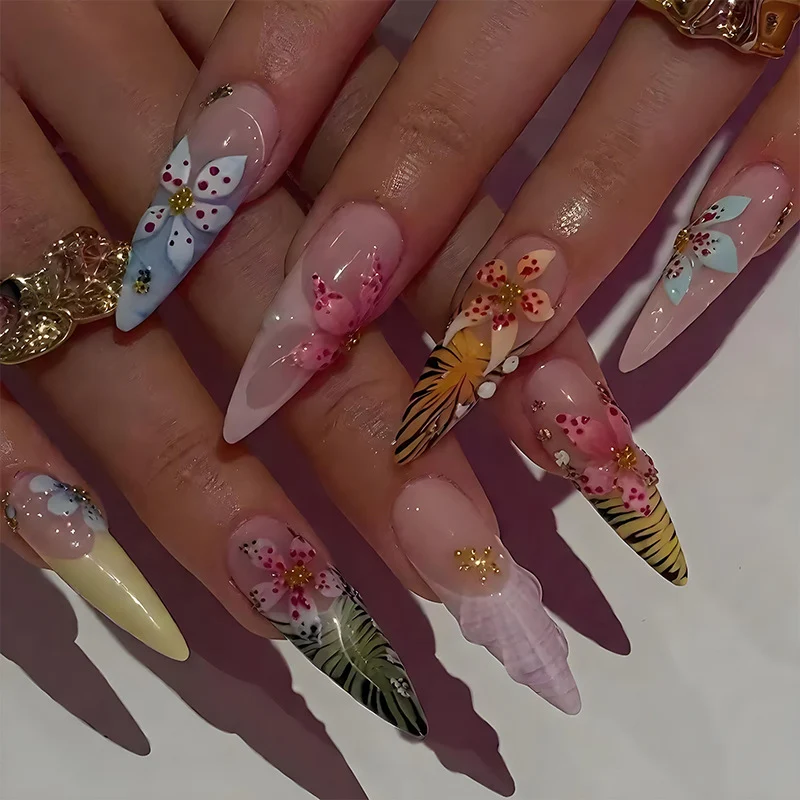 Kunstnagelset mit eleganten floralen Designs Brehn