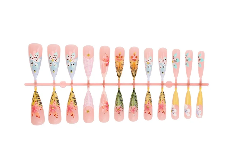 Kunstnagelset mit eleganten floralen Designs Brehn
