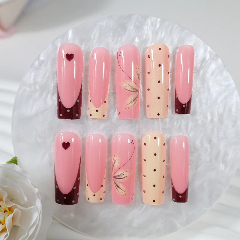 Kunstnagelset mit eleganten floralem und polka Dots Design Brehn