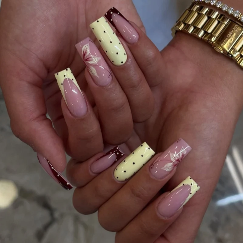 Kunstnagelset mit eleganten floralem und polka Dots Design Brehn