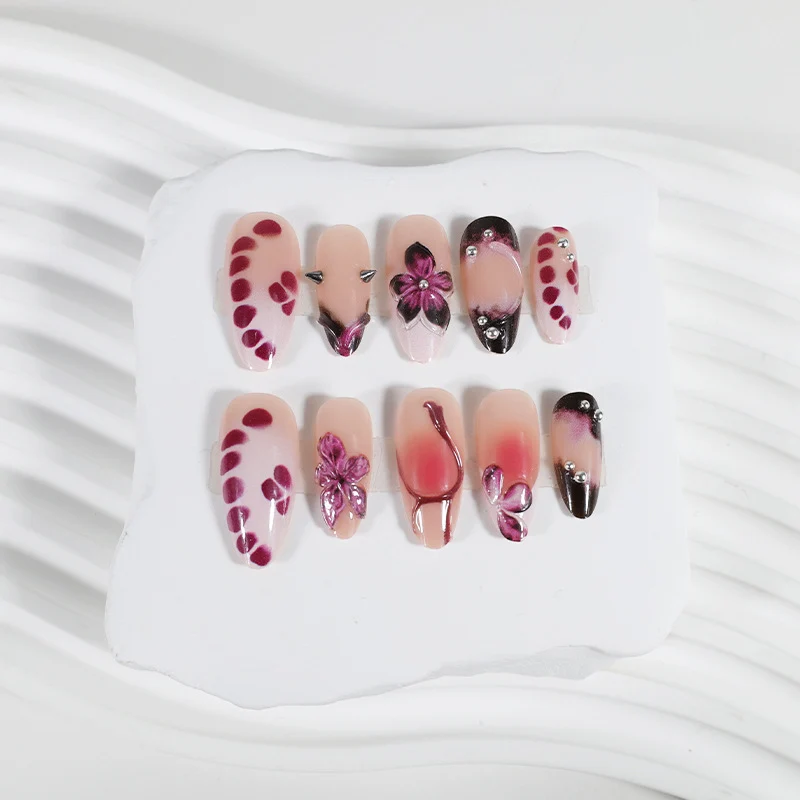 Kunstnagelset mit eleganten floralem Design und glänzenden Akzenten Brehn