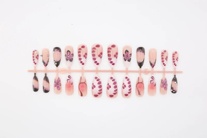 Kunstnagelset mit eleganten floralem Design und glänzenden Akzenten Brehn