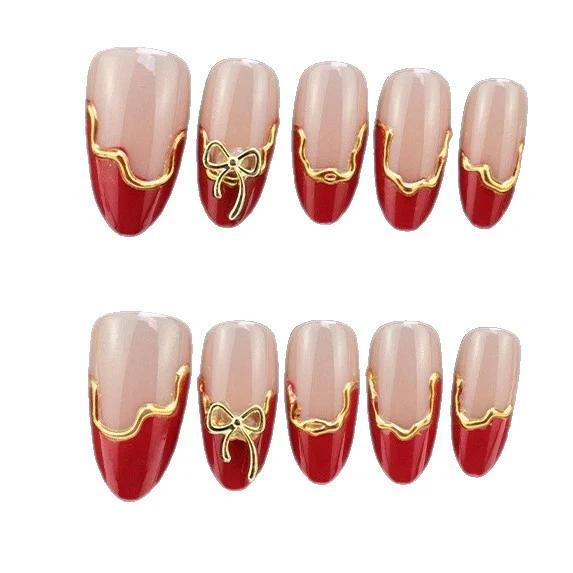 Kunstnagelset mit Blumen- und Golddetails Brehn