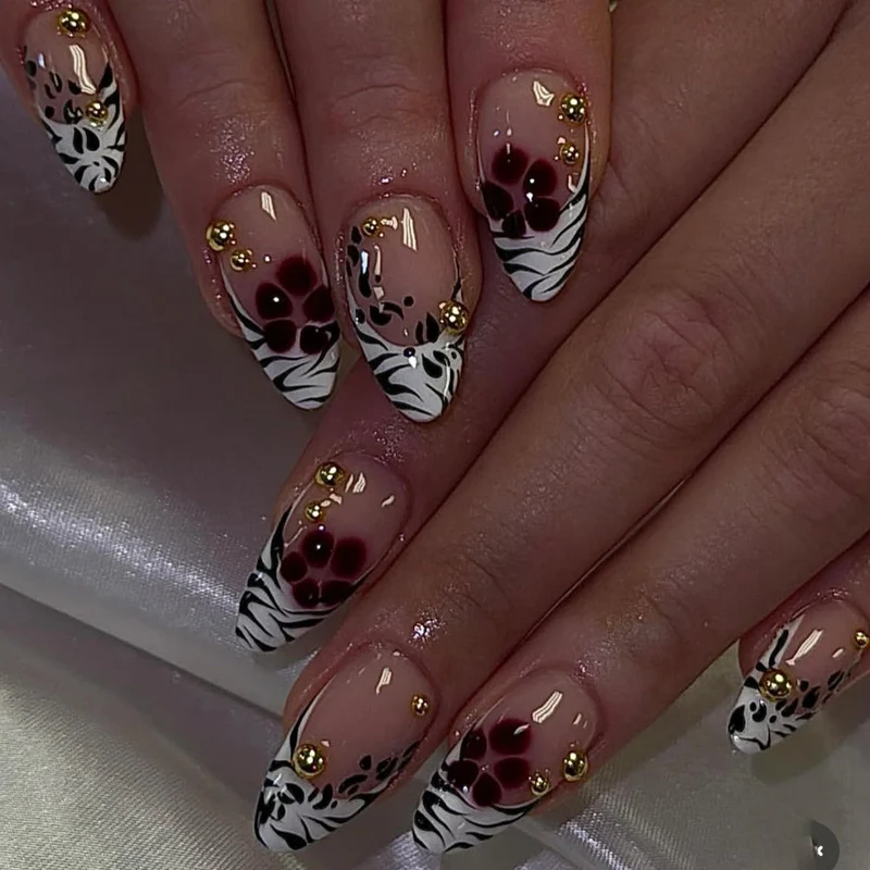 Kunstnagelset mit Blumen- und geometrischem Design Brehn