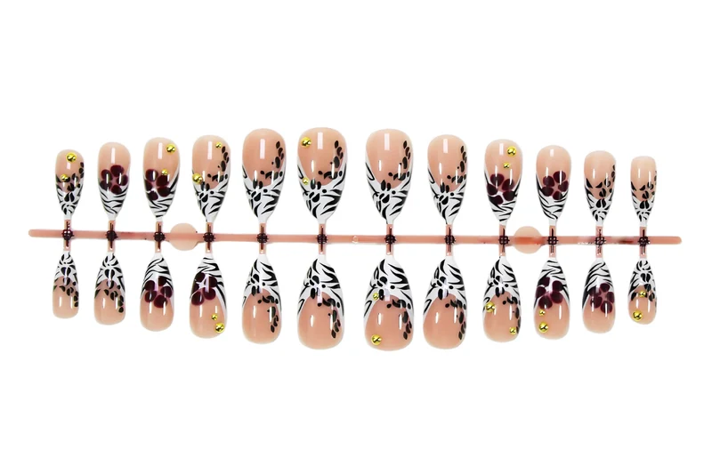 Kunstnagelset mit Blumen- und geometrischem Design Brehn