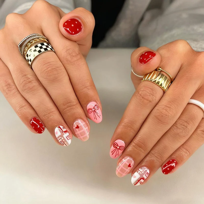 Kunstnagelset mit bezaubernden Herz- und Schleifenmustern Brehn