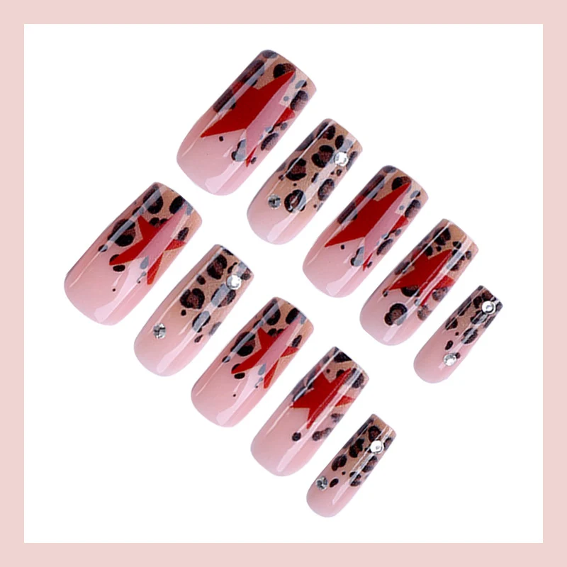 Kunstnagelset mit aufregendem Leoparden-Muster und glamourösen Akzenten Brehn
