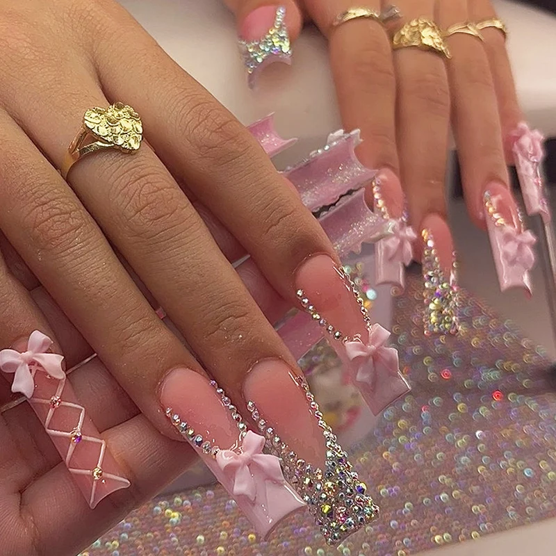 Kunstnagelset mit eleganten Schleifen- und Glitzerakzenten Brehn