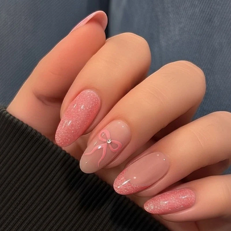 Kunstnagelset mit eleganten Schleifen und Glitzer Brehn