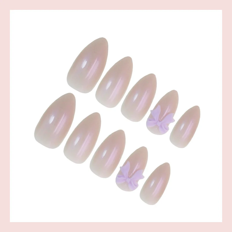 Kunstnagelset mit eleganten Schleifchen und sanftem Design Brehn