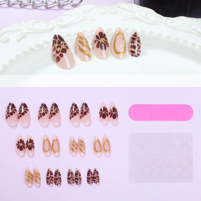 Kunstnagelset mit eleganten Blüten- und Goldakzenten Brehn