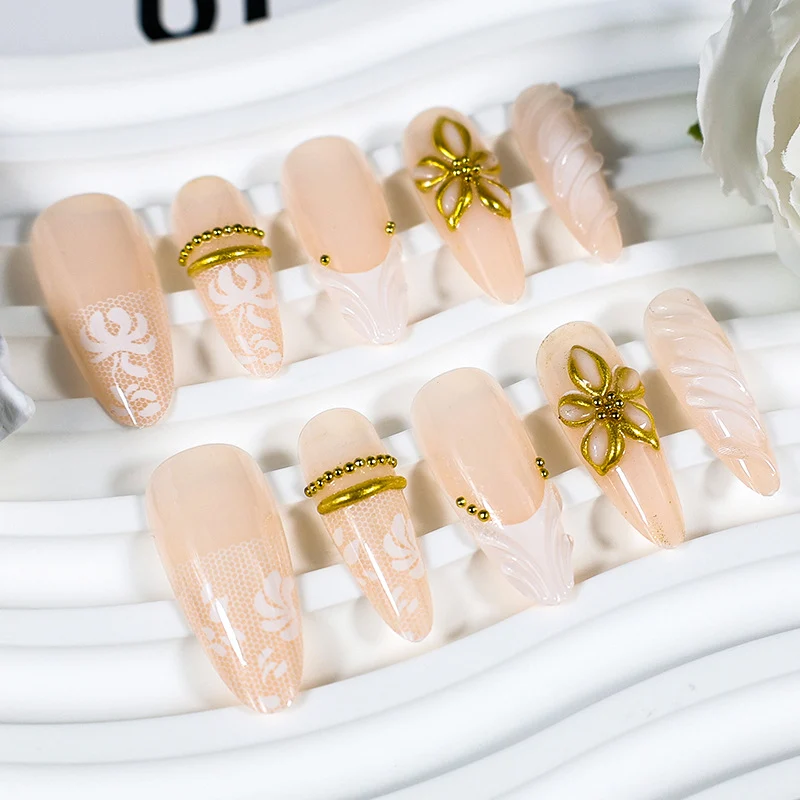 Kunstnagelset mit eleganten Blüten- und Glitzerdetails Brehn