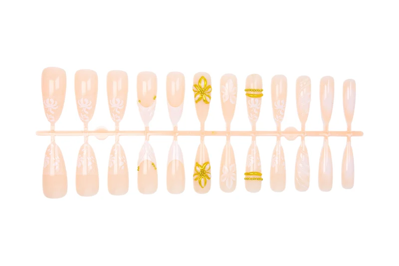 Kunstnagelset mit eleganten Blüten- und Glitzerdetails Brehn
