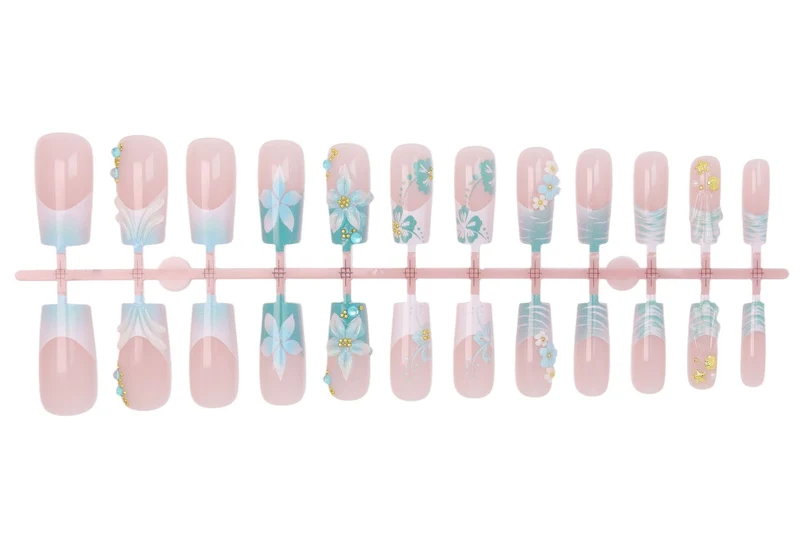 Kunstnagelset mit eleganten blumigen Verzierungen und Glitzerakzenten Brehn