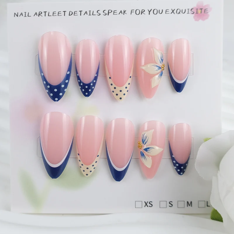 Kunstnagelset mit eleganten Blumendetails und modernen Akzenten Brehn