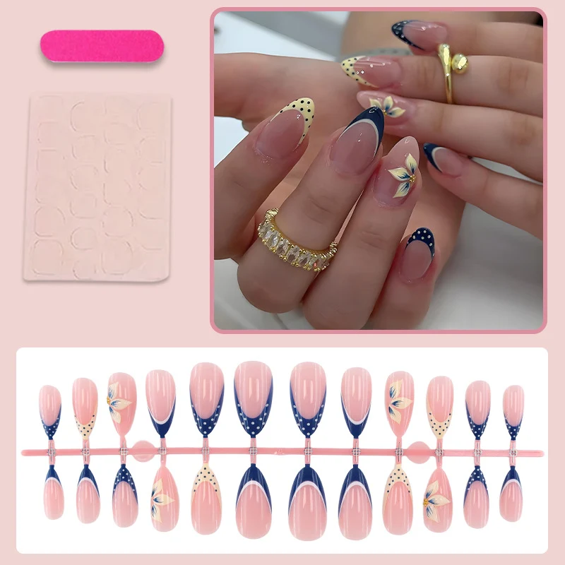 Kunstnagelset mit eleganten Blumendetails und modernen Akzenten Brehn