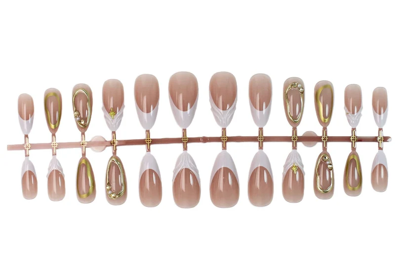 Kunstnagelset mit eleganten Blumendesigns und glamourösen Akzenten Brehn