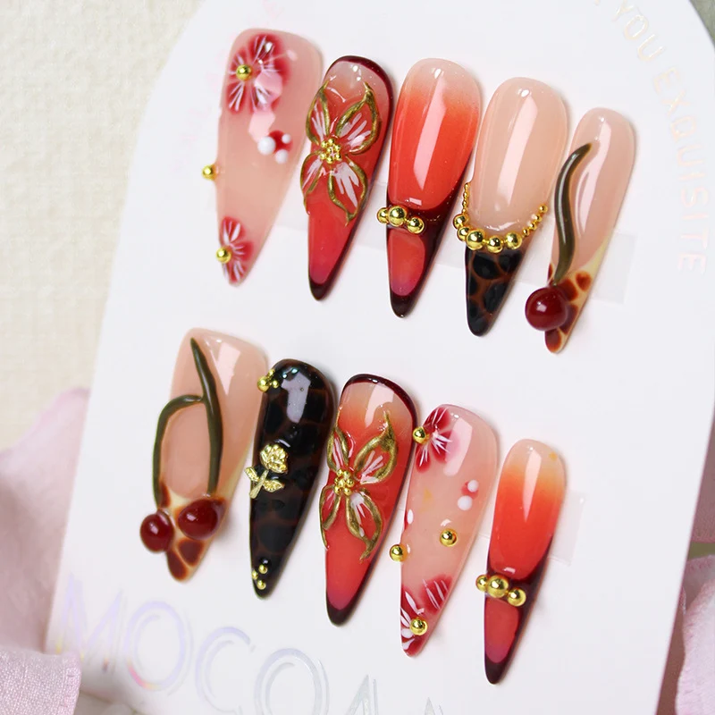 Kunstnagelset mit eleganten Blumendekoren und modernen Akzenten Brehn