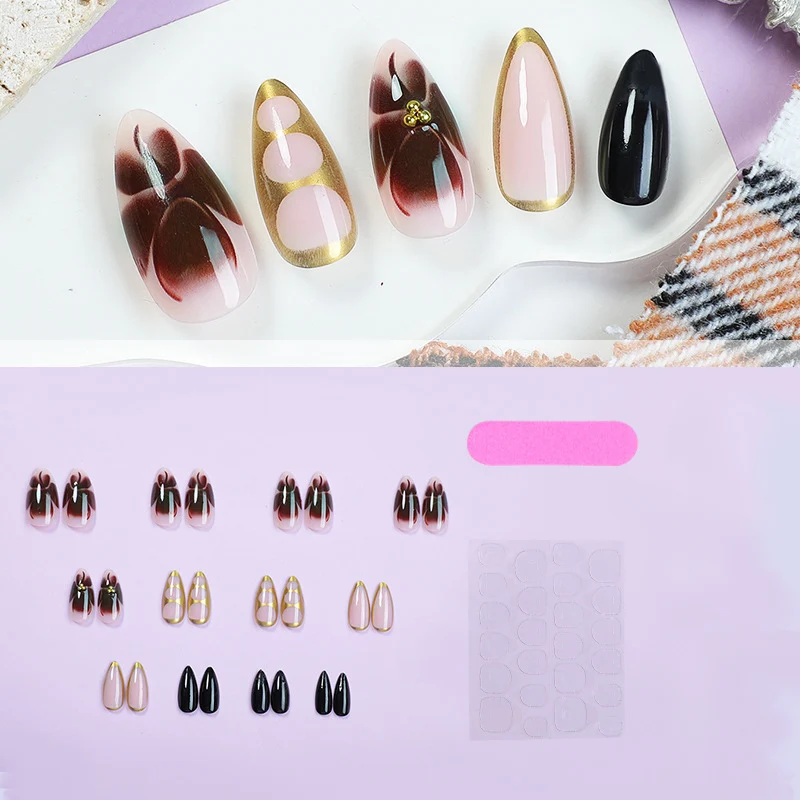 Kunstnagelset mit eleganten Blumenakzenten und luxuriösen Details Brehn