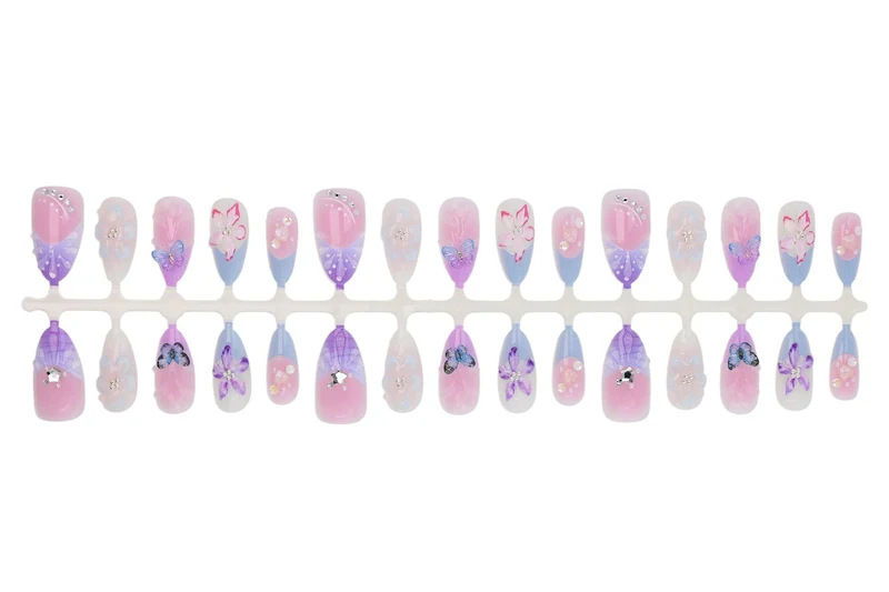 Kunstnagelset mit eleganten Blumen- und Schmetterlingsverzierungen Brehn