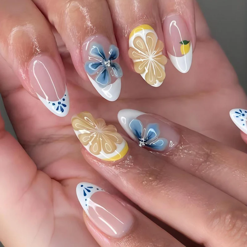 Kunstnagelset mit eleganten Blumen- und Schmetterlingsakzenten Brehn