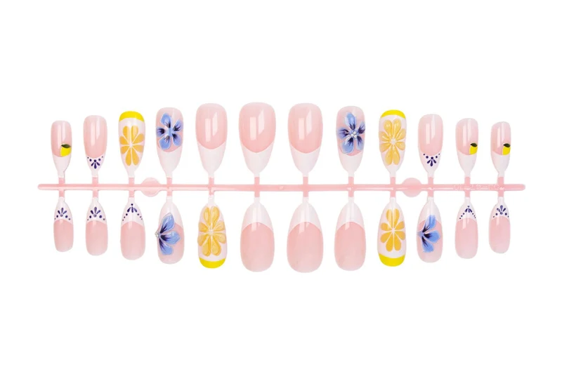 Kunstnagelset mit eleganten Blumen- und Schmetterlingsakzenten Brehn