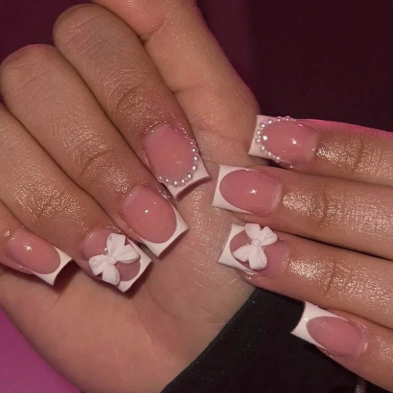 Kunstnagelset mit eleganten Blumen- und Perlenverzierungen Brehn