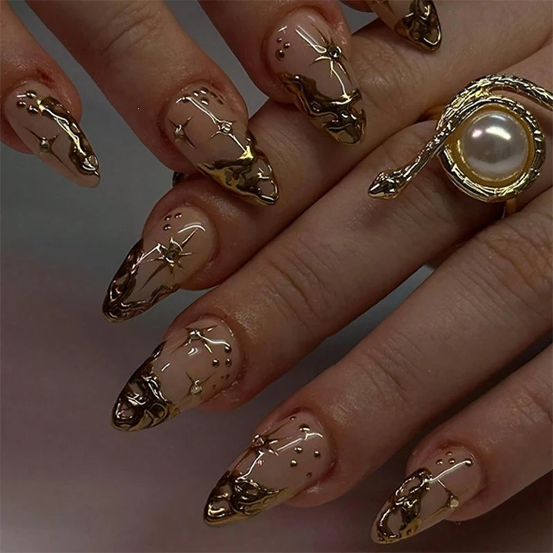 Kunstnagel Set mit eleganten Goldakzenten Brehn