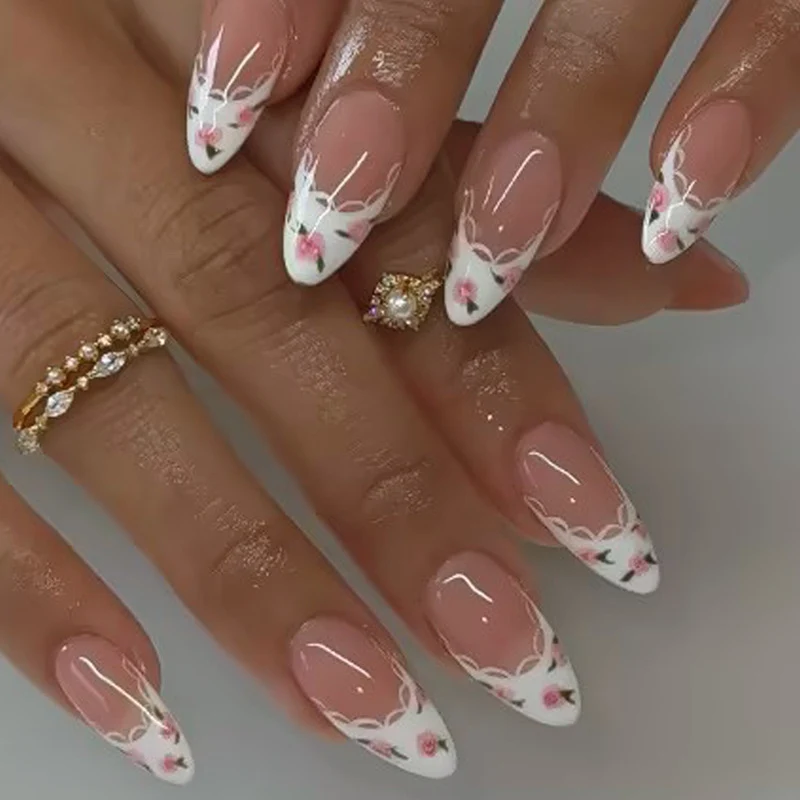 Kunstnagel-Set mit eleganten Blumen- und Spitzenverzierungen Brehn