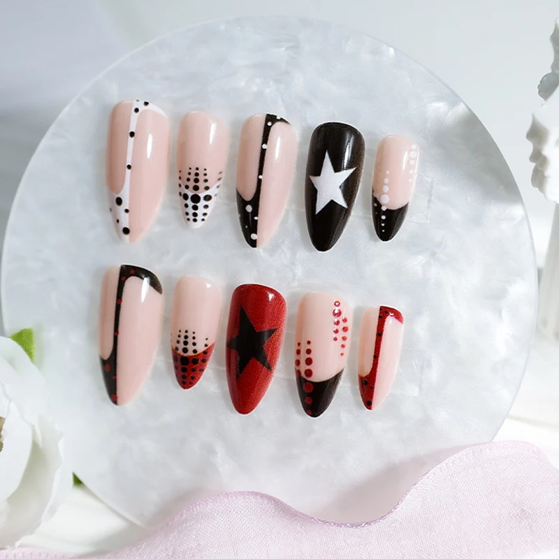Kunstnagelset mit auffälligen Sternen- und Punkte-Designs Brehn