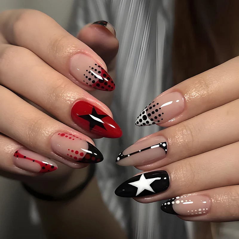 Kunstnagelset mit auffälligen Sternen- und Punkte-Designs Brehn