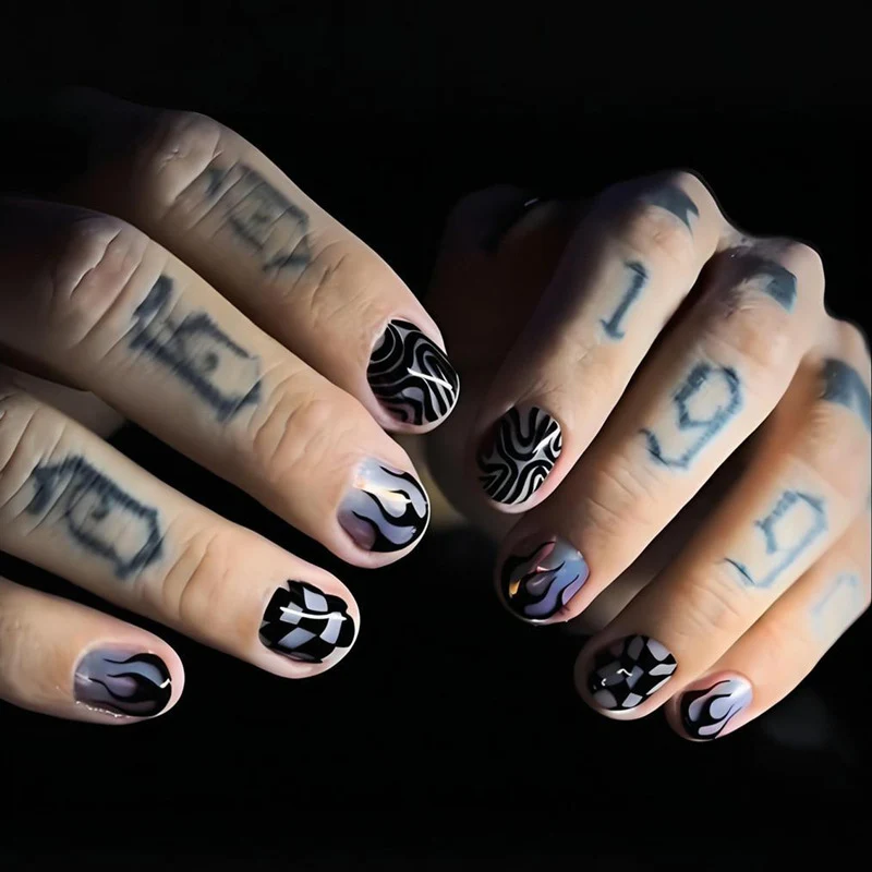Kunstnagelset mit auffälligen geometrischen Motiven Brehn