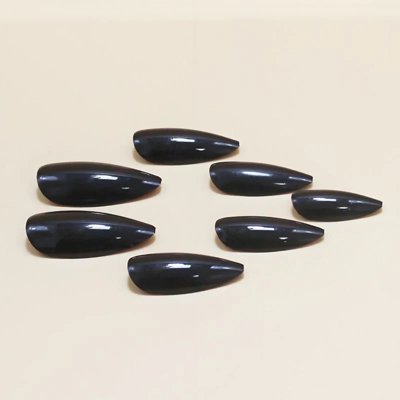 Kunstnagelset in eleganter Form Brehn