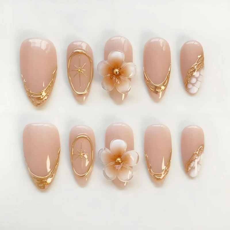 Kunstnagelset mit eleganten Blumen- und Goldverzierungen Brehn