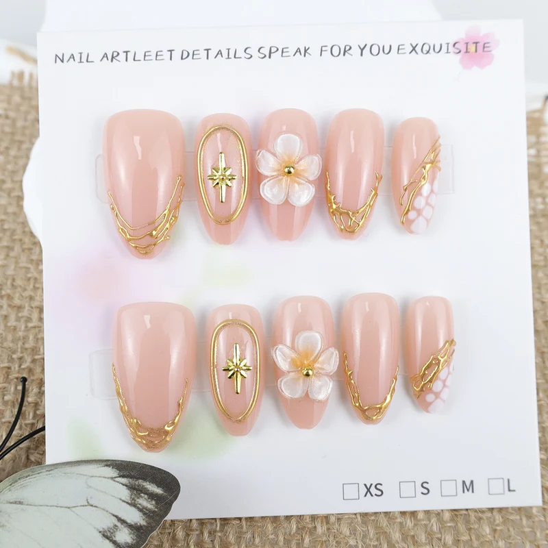 Kunstnagelset mit eleganten Blumen- und Goldverzierungen Brehn