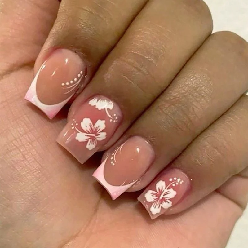 Kunstnagelset mit eleganten Blumen- und French-Spitzenmotiven Brehn