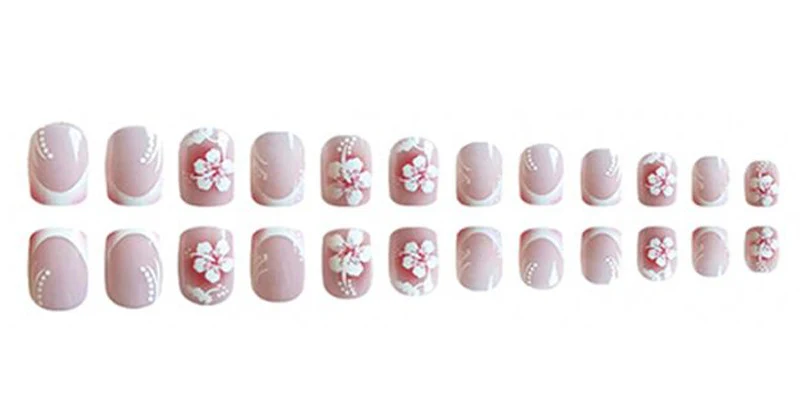 Kunstnagelset mit eleganten Blumen- und French-Spitzenmotiven Brehn